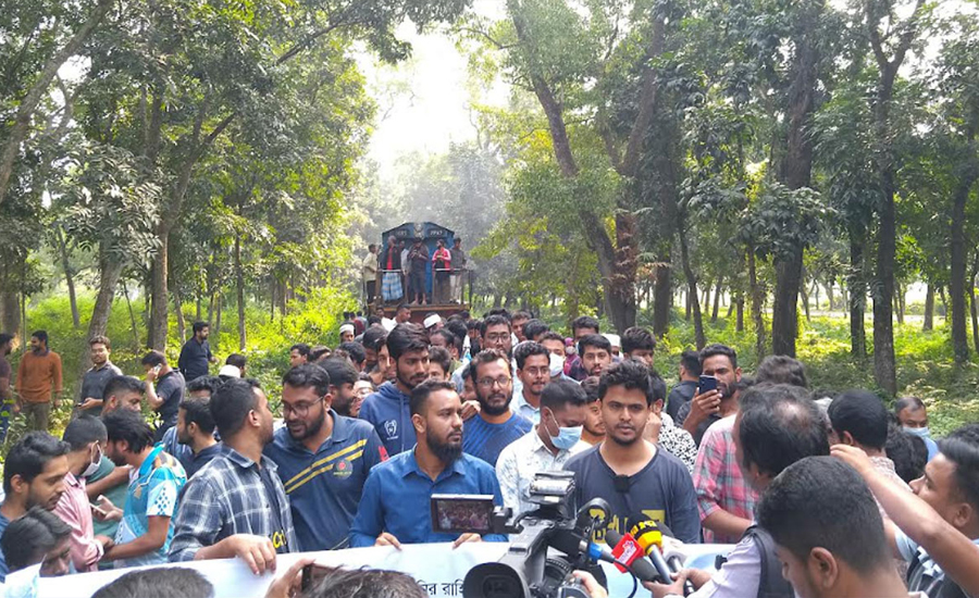 বাকৃবি শিক্ষার্থীদের অবরোধ, ঢাকা-ময়মনসিংহ ট্রেন চলাচল বন্ধ 