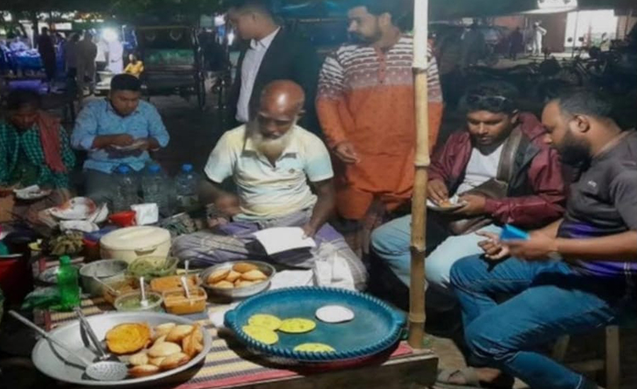 খুলনা নগরীর অলিগলিতে শীতের পিঠা পে‌য়ে খু‌শি স্থানীয়রা! 