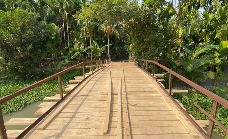 মঠবাড়িয়ায় যুবদল নেতার উদ্যোগে স্বেচ্ছাশ্রমে ১১৪ ফুটের বেহাল সেতু মেরামত