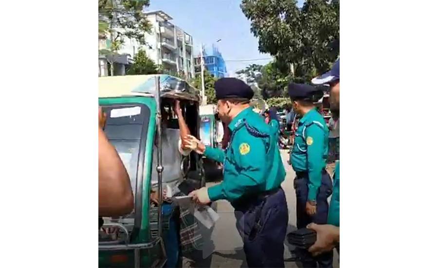 খুলনায় ইজিবাইক–মোটরসাইকেল চালকদের সচেতন করতে মেট্রোপলিটন পুলিশের অভিযান