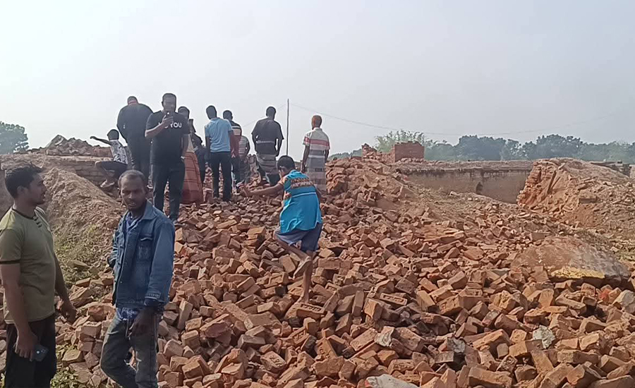 দামুড়হুদায় গুঁড়িয়ে দেওয়া হলো ৪ অবৈধ ইটভাটা 