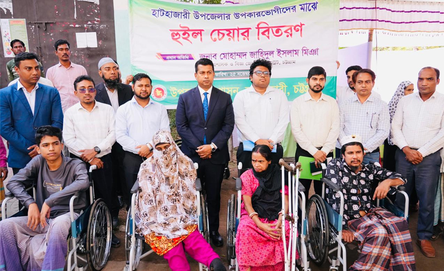 মানবিকতার আলো ছড়াচ্ছেন ডিসি জাহিদুল