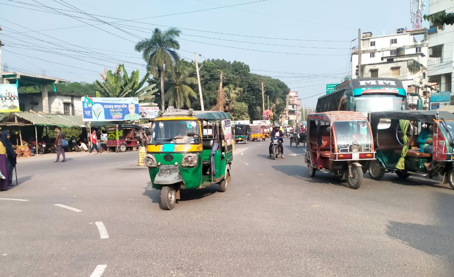 খুলনা টু চুকনগর হাইওয়েতে থ্রি–হুইলার চলাচলে বাড়ছে দুর্ঘটনা