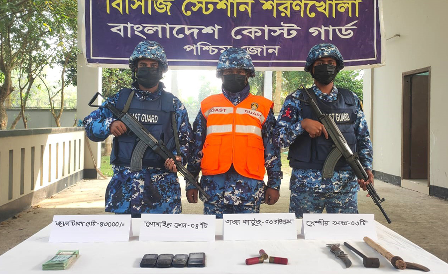 কোস্টগার্ড ও পুলিশের যৌথ অভিযানে অস্ত্র ও তাজা কার্তুজসহ জাল টাকা জব্দ