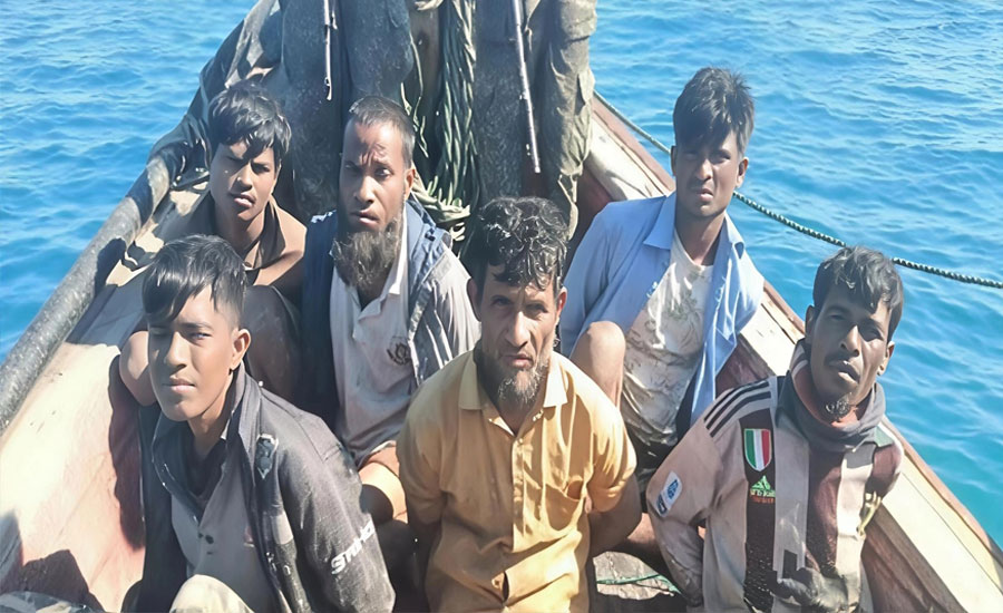 সেন্টমার্টিন সাগর থেকে ২ ট্রলারাহ ১২ জেলেকে ধরে নিয়ে গেছে আরাকান আর্মি