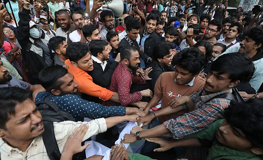 শাহবাগে ‘গানের আর্তনাদ’ কর্মসূচিতে মিছিল নিয়ে জুলাই মঞ্চের কর্মীরা, ধাক্কাধাক্কি