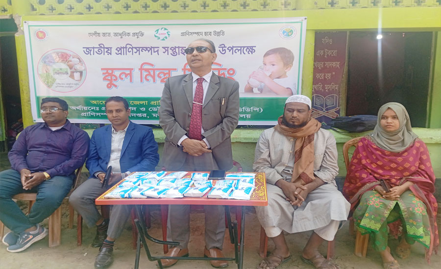 প্রাণিসম্পদ সেবা সপ্তাহ উপলক্ষে ভূরুঙ্গামারীতে স্কুল মিল্ক ফিডিং কর্মসূচি