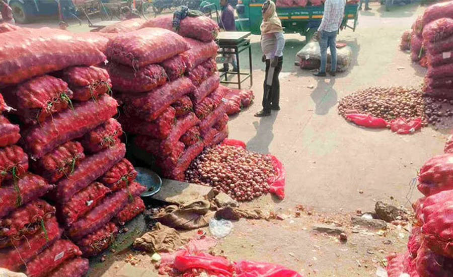 ২ রুপিতেও মিলছে না ক্রেতা, দিল্লির বাজারে পচছে পেঁয়াজ