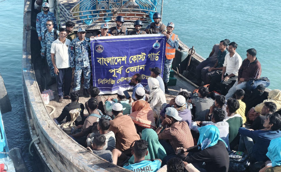 নাফ নদীতে আটকে পড়া যাত্রীবাহী বোটসহ ৪৫ যাত্রী উদ্ধার 