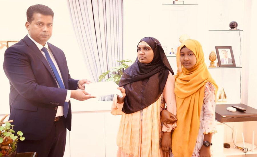 দৃষ্টিপ্রতিবন্ধী মাফিয়ার শিক্ষার পথে আলোর হাত চট্টগ্রামের ডিসি: জাহিদুল ইসলাম মিঞার দৃষ্টিপ্রতিবন্ধী মাফিয়ার শিক্ষার পথে আলোর হাত চট্টগ্রামের ডিসি: জাহিদুল ইসলাম মিঞার