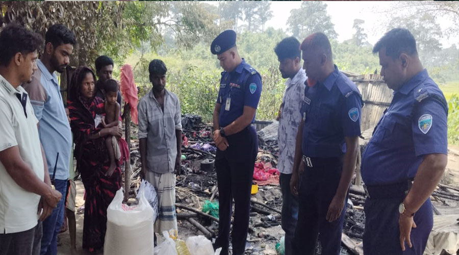 অগ্নিকাণ্ডে সর্বস্ব হারানো পরিবারকে ঈদগাঁও থানা পুলিশের মানবিক সহায়তা অগ্নিকাণ্ডে সর্বস্ব হারানো পরিবারকে ঈদগাঁও থানা পুলিশের মানবিক সহায়তা