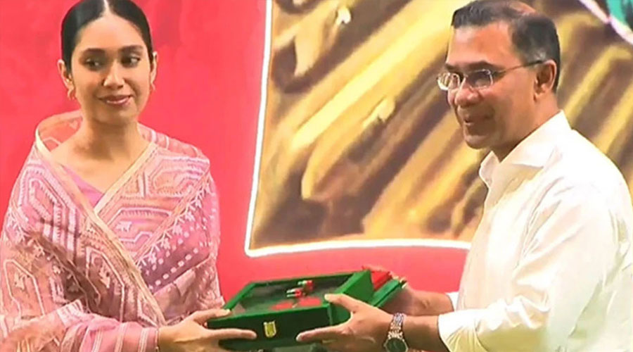 খালেদা জিয়ার পক্ষে স্বাধীনতা পুরস্কার নিলেন নাতনি জাইমা রহমান খালেদা জিয়ার পক্ষে স্বাধীনতা পুরস্কার নিলেন নাতনি জাইমা রহমান