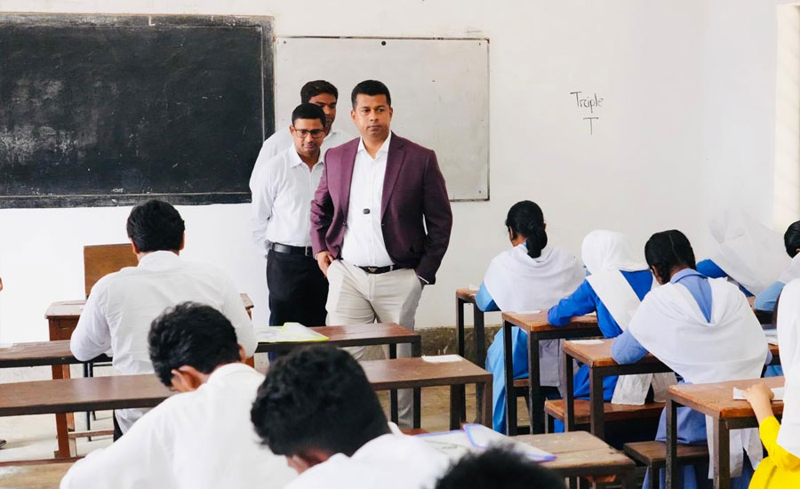 ভালো ফল চাইলে পড়ার টেবিলে ফিরতে হবে: চট্টগ্রামের ডিসি ভালো ফল চাইলে পড়ার টেবিলে ফিরতে হবে: চট্টগ্রামের ডিসি