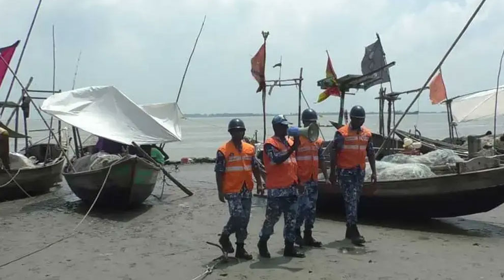 ২০ জেলায় ঝড়-বৃষ্টির আশঙ্কা, নদীবন্দরে সতর্ক সংকেত ২০ জেলায় ঝড়-বৃষ্টির আশঙ্কা, নদীবন্দরে সতর্ক সংকেত