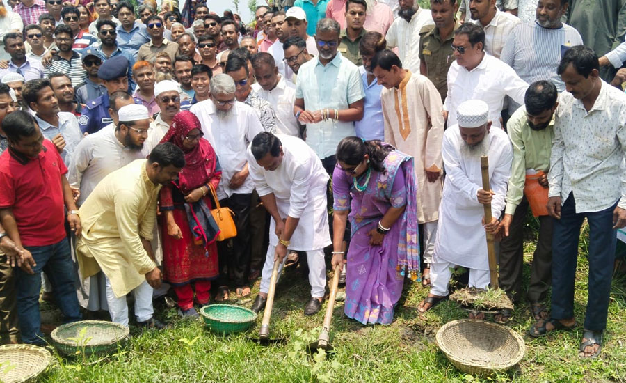 খাল খননের কাজ পেয়ে খুশি নারী শ্রমিকরা, ফ্যামিলি কার্ডের প্রত্যাশা খাল খননের কাজ পেয়ে খুশি নারী শ্রমিকরা, ফ্যামিলি কার্ডের প্রত্যাশা
