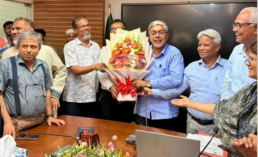 শাটডাউন কর্মসূচির মধ্যেই শিক্ষার্থীশূন্য ক্যাম্পাসে নতুন ভিসির প্রবেশ শাটডাউন কর্মসূচির মধ্যেই শিক্ষার্থীশূন্য ক্যাম্পাসে নতুন ভিসির প্রবেশ