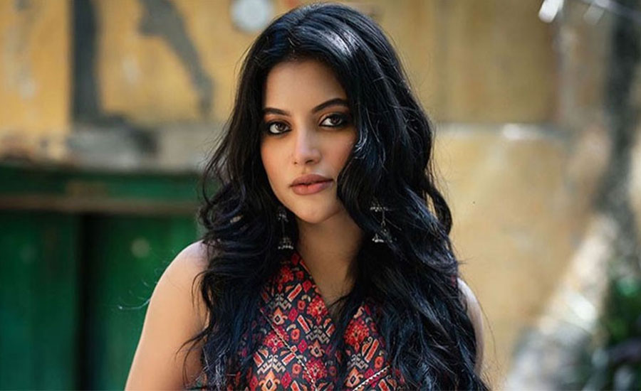 গ্রামের মানুষ এখন তুষিকে চিনে না, চিনে ওই পাগলীকে গ্রামের মানুষ এখন তুষিকে চিনে না, চিনে ওই পাগলীকে