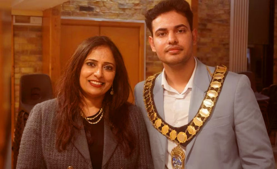যুক্তরাজ্যে একসঙ্গে মেয়র নির্বাচিত হলেন ভারতীয় বংশোদ্ভূত মা ও ছেলে যুক্তরাজ্যে একসঙ্গে মেয়র নির্বাচিত হলেন ভারতীয় বংশোদ্ভূত মা ও ছেলে