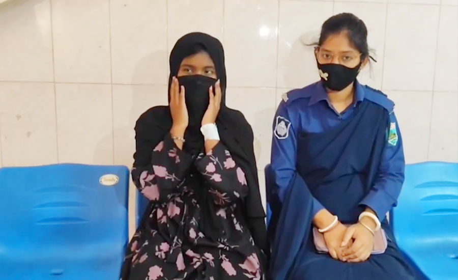 বন্ধুদের সঙ্গে বাজি ধরে বান্ধবীকে ৩ ঘণ্টা ধরে দলবদ্ধ ধর্ষণ, অতঃপর... বন্ধুদের সঙ্গে বাজি ধরে বান্ধবীকে ৩ ঘণ্টা ধরে দলবদ্ধ ধর্ষণ, অতঃপর...