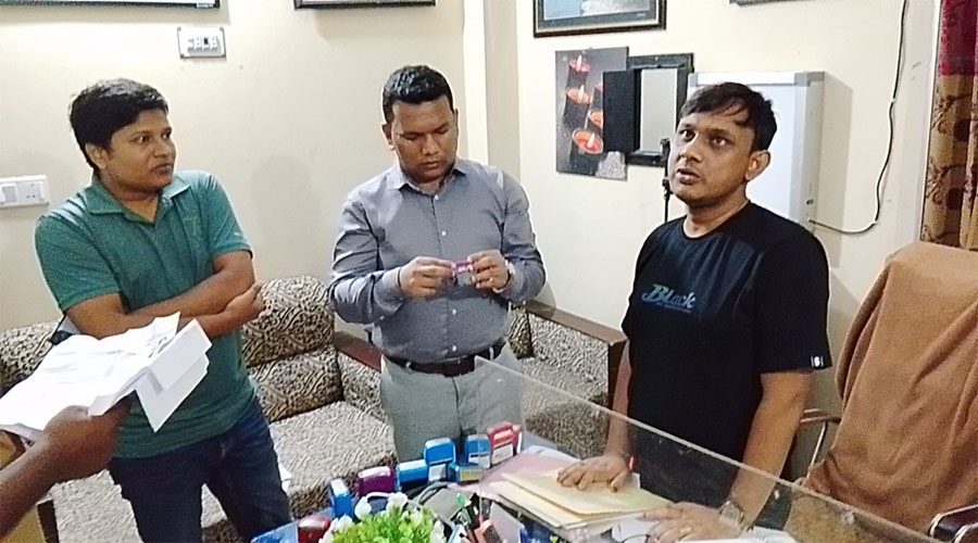 বাগমারায় ভুয়া চিকিৎসককে ৬ মাসের কারাদণ্ড, ডায়াগনস্টিক সেন্টারকে ২ লাখ টাকা জরিমানা বাগমারায় ভুয়া চিকিৎসককে ৬ মাসের কারাদণ্ড, ডায়াগনস্টিক সেন্টারকে ২ লাখ টাকা জরিমানা