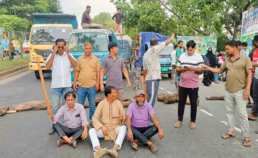 আসলামের প্রার্থিতা বাতিল: প্রতিবাদে ঢাকা-চট্টগ্রাম সড়ক অবরোধ আসলামের প্রার্থিতা বাতিল: প্রতিবাদে ঢাকা-চট্টগ্রাম সড়ক অবরোধ