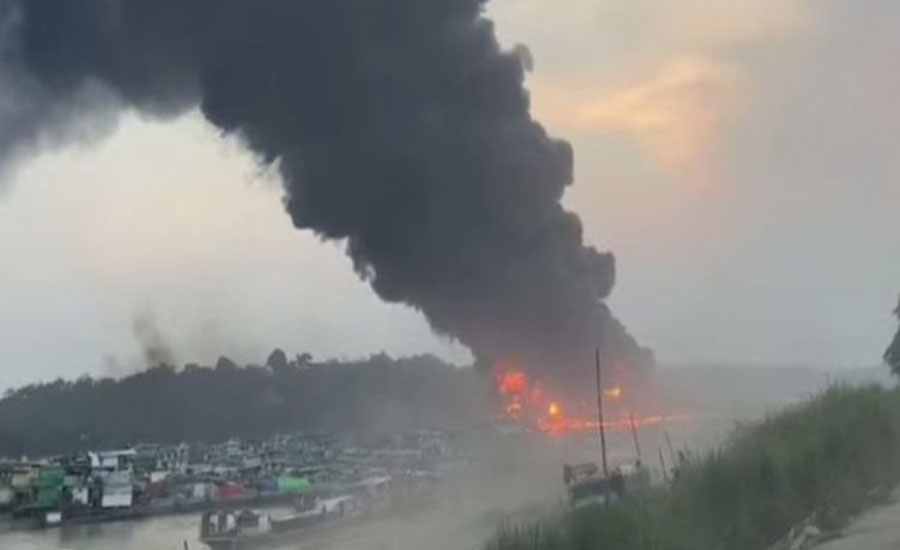 রাখাইনে দফায় দফায় বোমা বিস্ফোরণ, কাঁপছে টেকনাফ রাখাইনে দফায় দফায় বোমা বিস্ফোরণ, কাঁপছে টেকনাফ