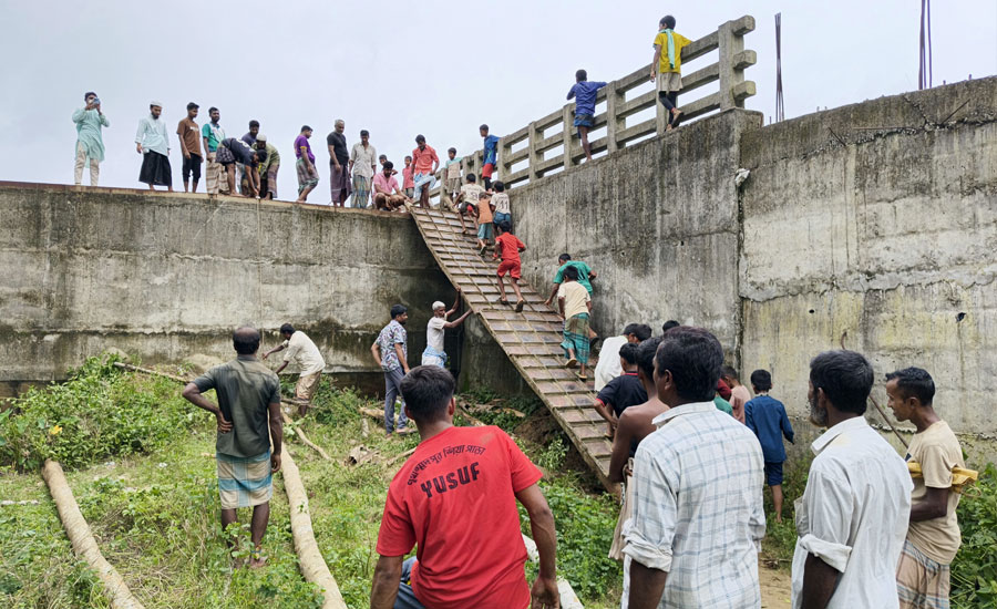 নেই সংযোগ সড়ক জীবনের ঝুঁকি নিয়ে মই বেয়ে পারাপার, অচল ১৩ কোটি টাকার গজালিয়ার সেতু নেই সংযোগ সড়ক জীবনের ঝুঁকি নিয়ে মই বেয়ে পারাপার, অচল ১৩ কোটি টাকার গজালিয়ার সেতু