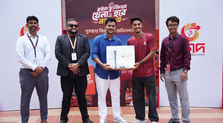 আইইউবিতে ফুটবলার মোরসালিনের কাছ থেকে গেমিং কনসোল উপহার নিলেন সাকিবুল আইইউবিতে ফুটবলার মোরসালিনের কাছ থেকে গেমিং কনসোল উপহার নিলেন সাকিবুল