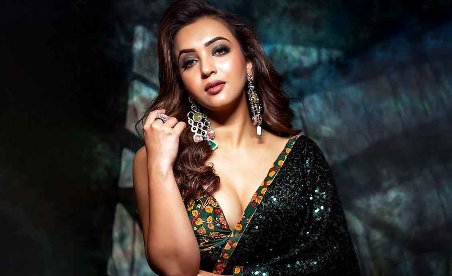 দুটো টাকার জন্য কত কী করতে হয় : কৌশানী দুটো টাকার জন্য কত কী করতে হয় : কৌশানী